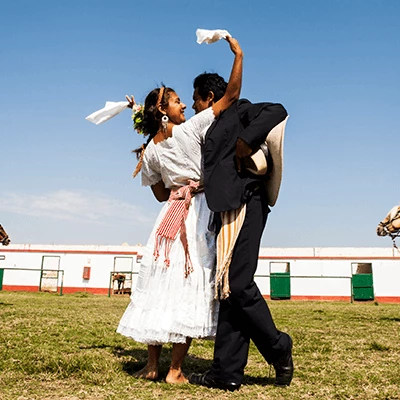 Déjate cautivar por el ritmo y encanto de la marinera