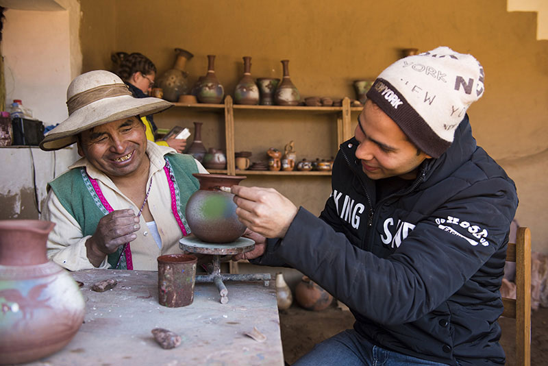 Turismo en el Perú. Turista con artesano