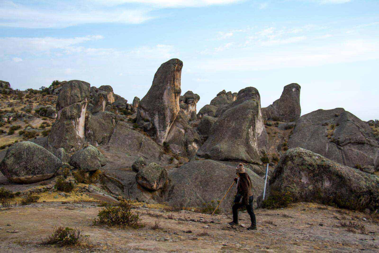 ropa-trekking-bosque-piedras