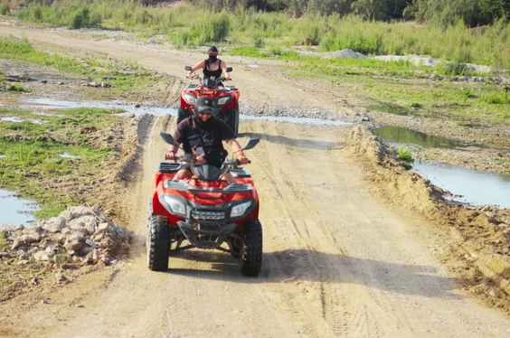 Aventuras en cuatrimotos en los bosques extremos de Mancora