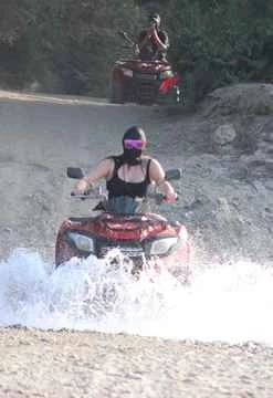 Aventuras en cuatrimotos en los bosques extremos de Mancora